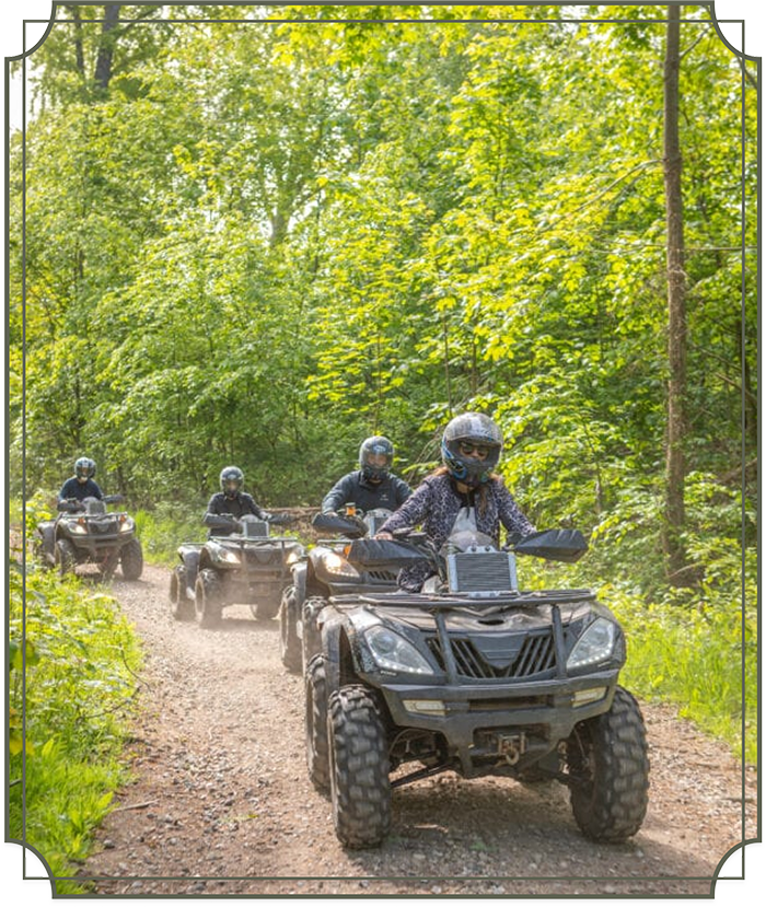 ATV teambuilding i skovområde med deltagere på quad bikes – aktiv oplevelse på Sonnerupgaard Gods