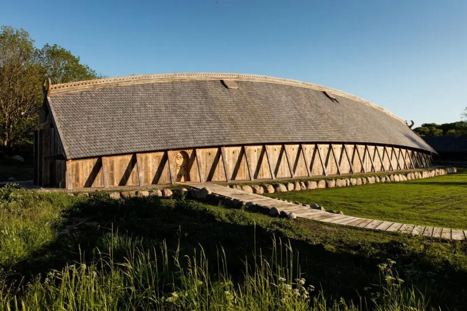 kongehallen i sagnlandet lejre som den ser ud i landskabet netop nu 2 scaled 1 960x640 1