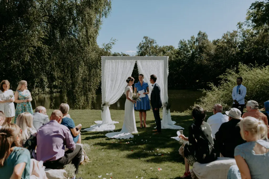 Lone <3 Azrin – Kærlighed på tværs af kontinenter: Det dansk-malaysiske sommerbryllup på godset 6 AL WeddingCopenhage Ceremony57of112