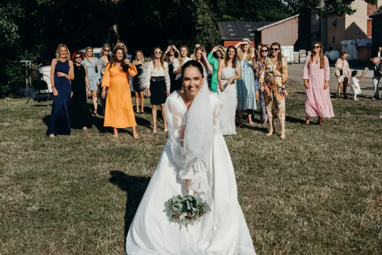 Her er alt, du skal vide om bryllupsblomster 8 Brud kaster brudebuketten 768x512 1