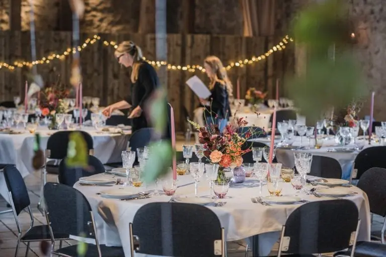 Tæm din indre Bridezilla: Sådan undgår I bryllupsstress 3 Bryllupsarrangoer 768x512 1