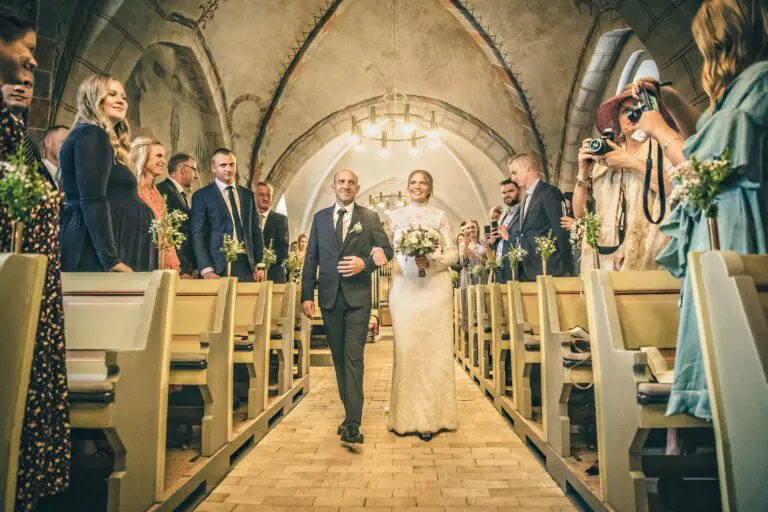 Kirkebryllup eller Udendørsvielse: Skab dit drømmebryllup 1 CamillaRasmus 11 768x512 1
