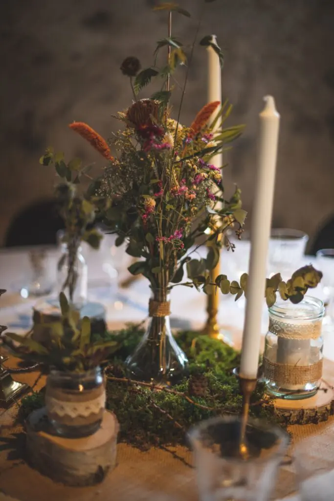 8 tips til et scandi-cool bryllup 7 Centerpiece med mal og grankogler 1024x1536 1
