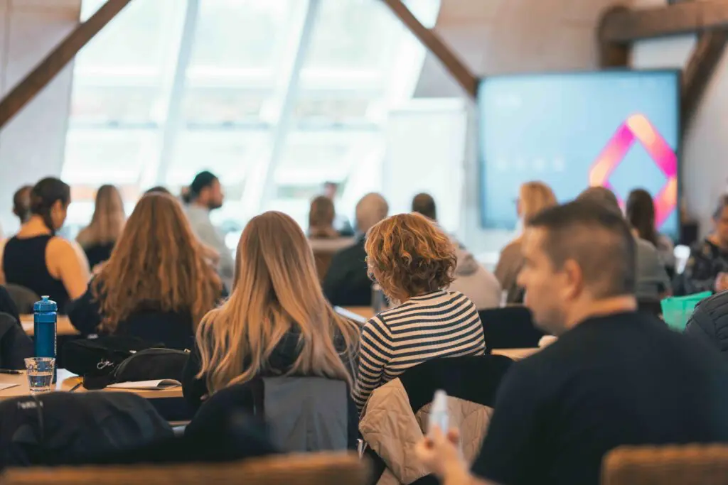 Hvilken bordopstilling skal du vælge til dit erhvervsarrangement? 3 FN0A8451 scaled 1