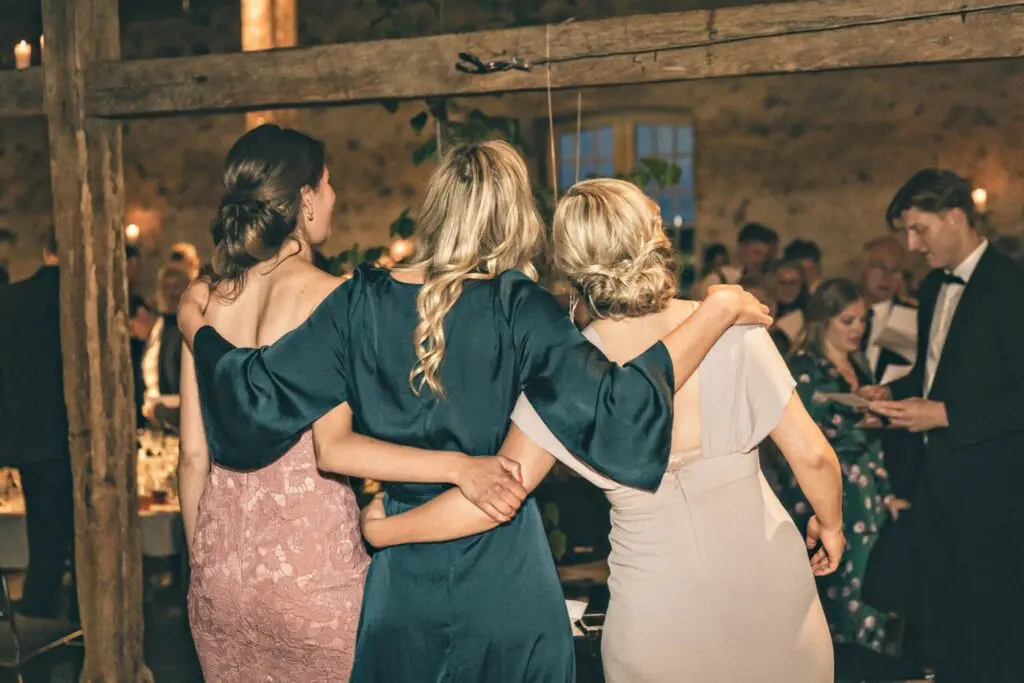 Klæd dine gæster ordentligt på til dit bryllup 3 Gaesternes outfit 1536x1024 1