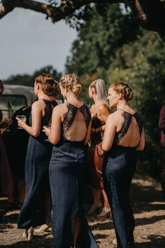 Klæd dine gæster ordentligt på til dit bryllup 1 Gaesternes outfits scaled 1