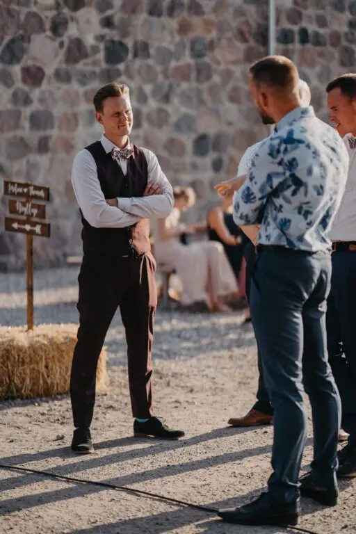 7 gode råd til dit sommerbryllup 2 Gommen taler med venner 512x768 1