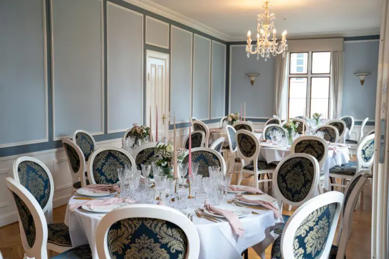 Sådan får du et storslået herregårdsbryllup 2 Hovedbygningen 768x512 1