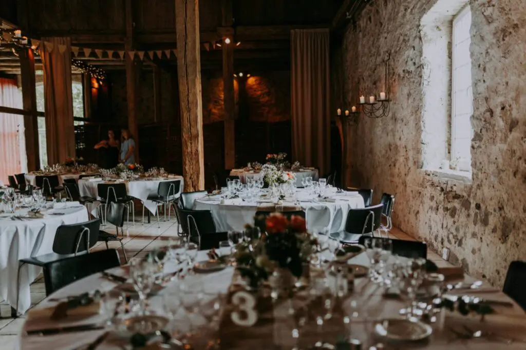 Et rustikt sommerbryllup: Ladebryllup i højsommeren 6 LineDavid SonnerupgaardWedding Reception21of107 1410x940 1