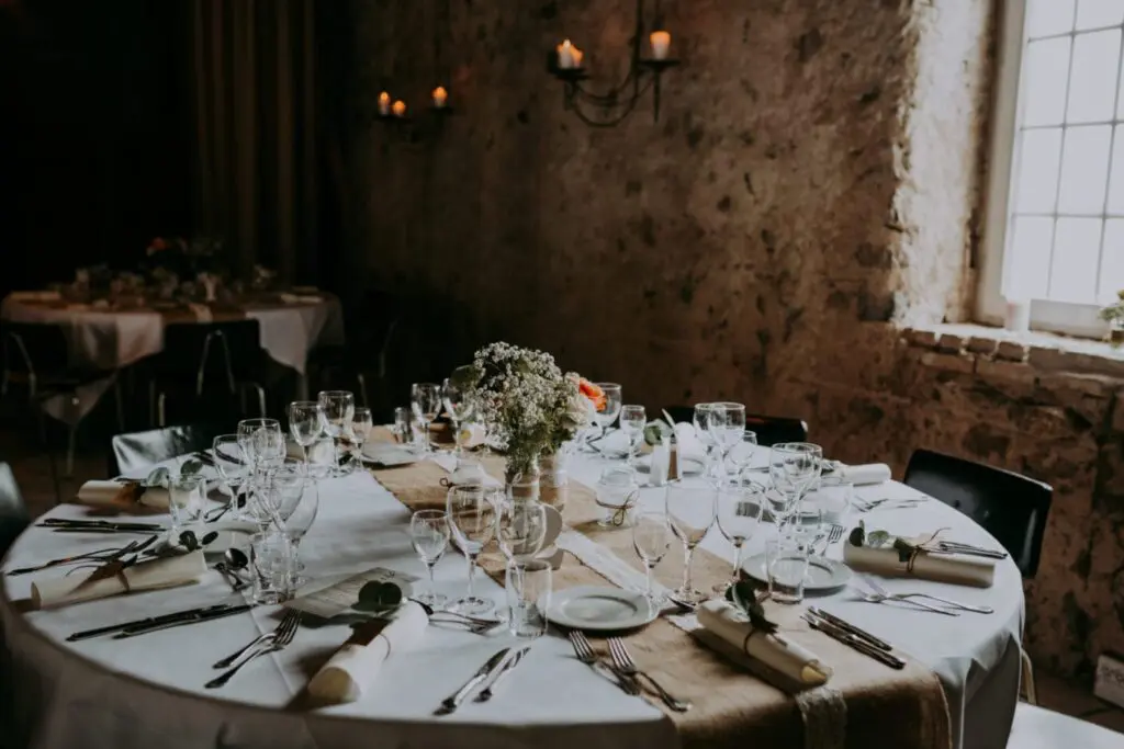 Et rustikt sommerbryllup: Ladebryllup i højsommeren 16 LineDavid SonnerupgaardWedding Reception8of107 1410x940 1