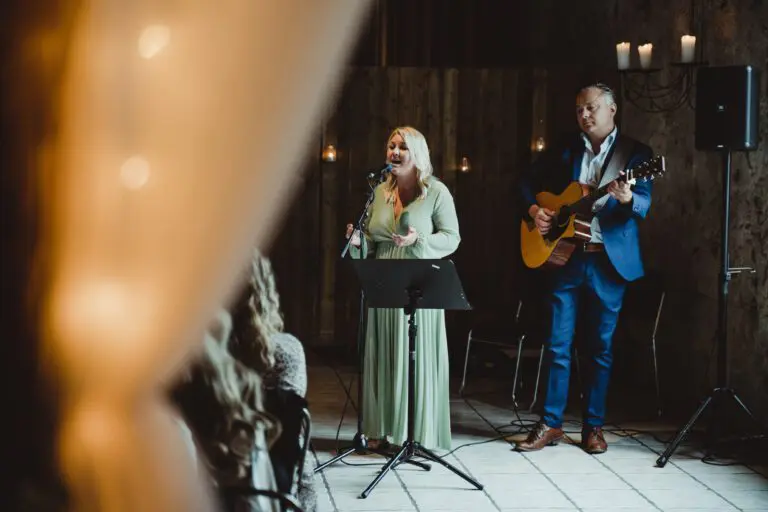 Anne & Morten: Bryllupsarrangøren fik en vild idé og vendte alt på hovedet 3 ME20168 768x512 1
