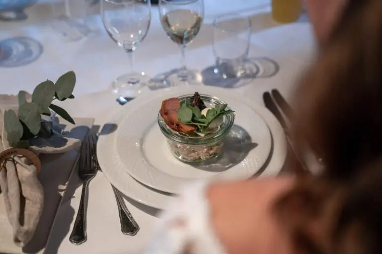 Anne & Morten: Bryllupsarrangøren fik en vild idé og vendte alt på hovedet 8 ME20382 768x512 1