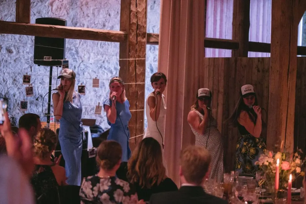 6 idéer til en succesfuld polterabend 4 Sang optraeden til bryllup 1536x1022 1