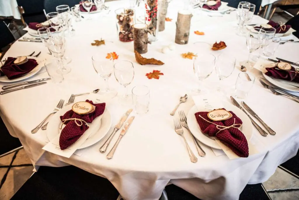 Bordkort til bryllup: Få alle vores bedste idéer 8 bordkort og brudekjoler 6