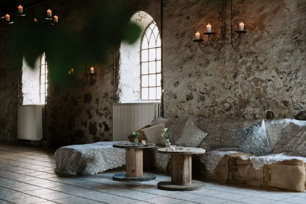 Stilfuldt og gennemført ladebryllup 13 halmballesofa2 1
