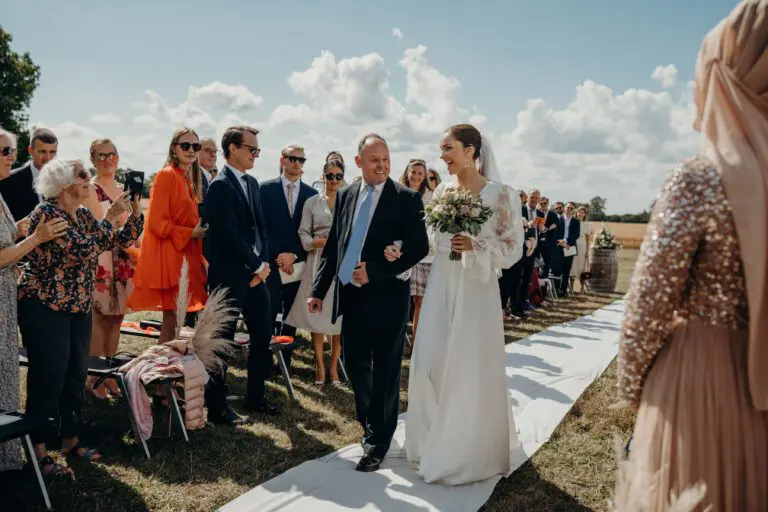 Kirkebryllup eller Udendørsvielse: Skab dit drømmebryllup 2 julie og david 768x512 1