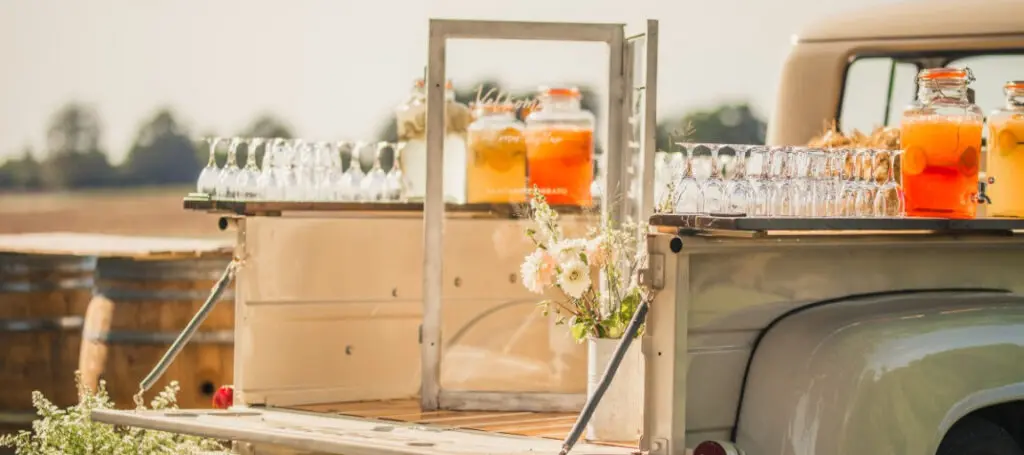 sommerbryllup med truck servering 1 1152x512 1