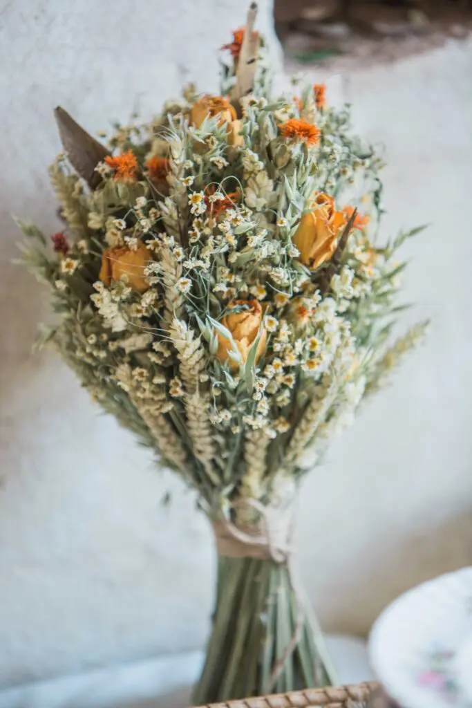 Blomstertrenden 2019: Få helt styr på blomsterne til dit bryllup 5 toerret brudebuket web 1 683x1024 1