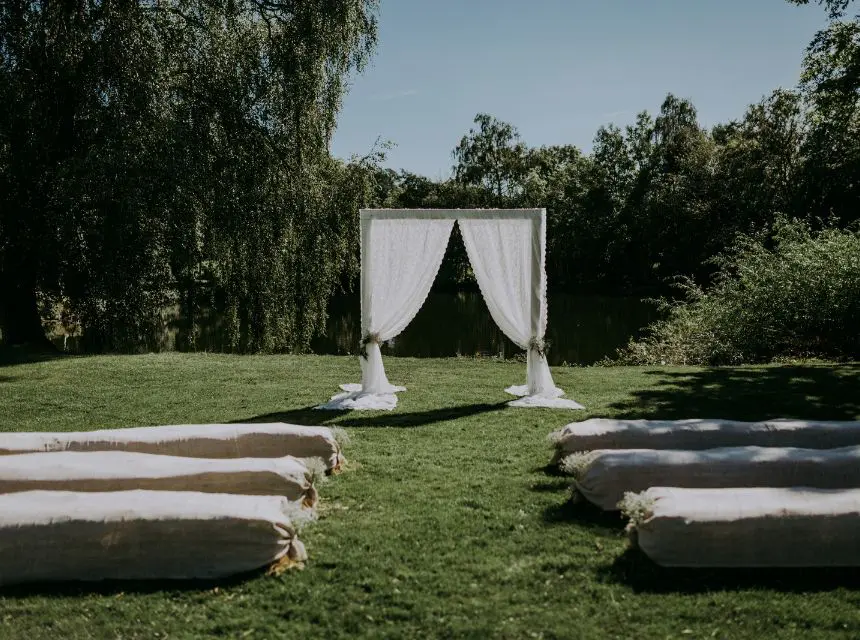 Lone <3 Azrin – Kærlighed på tværs af kontinenter: Det dansk-malaysiske sommerbryllup på godset 4 udendoers alter reupload