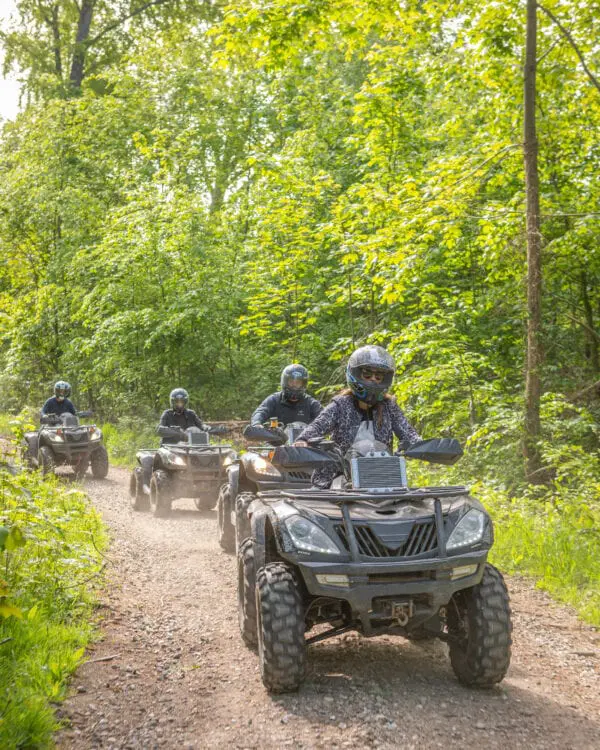 ATV teambuilding i skovområde med deltagere på quad bikes – aktiv oplevelse på Sonnerupgaard Gods
