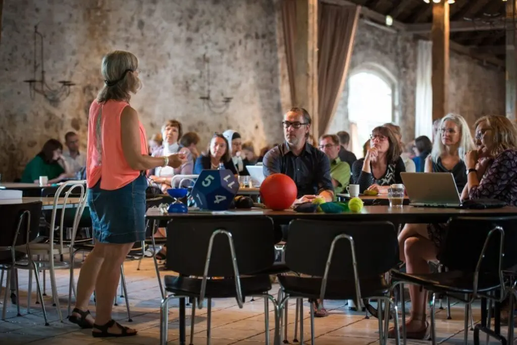 Oplægsholder til workshop foran deltagere i rustikt lokale – kursus og teambuilding på Sonnerupgaard Gods