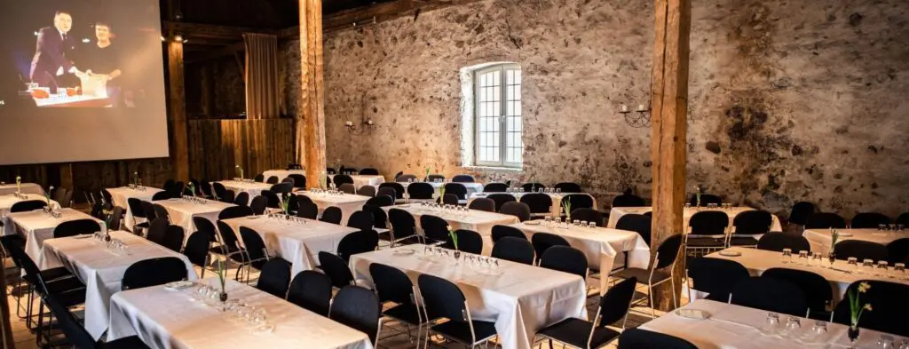 konference bordopstilling i 1877 laden 1 2000x768 1