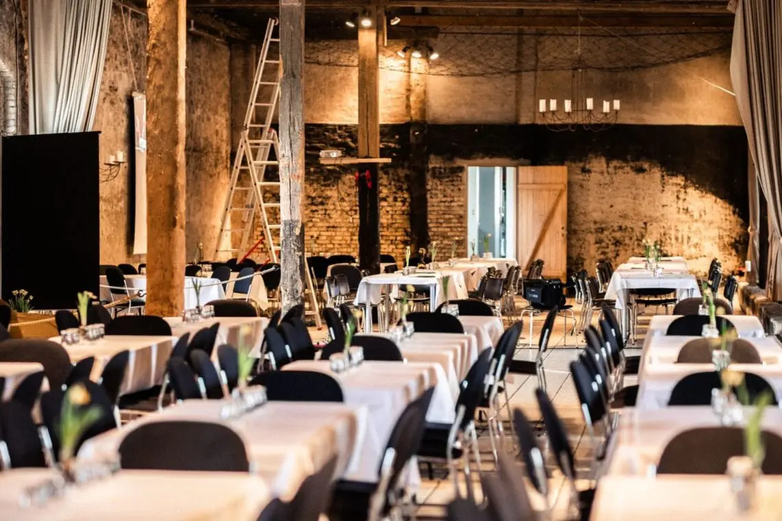 1877-Laden 3 konference-opstilling-i-laden-1-1140x760