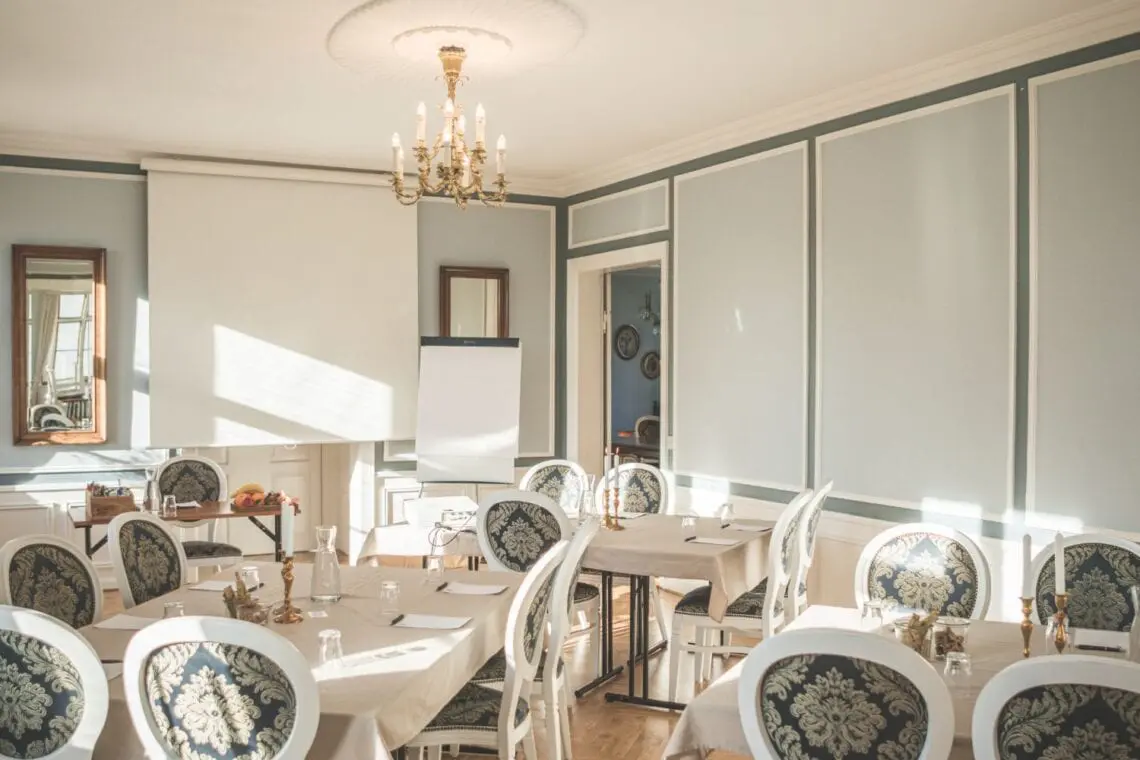 Hovedbygningen 8 moede-opstilling-i-hovedbygningen-1-1-1140x760