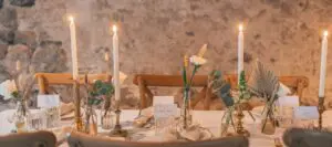 Hvis du – ligesom mig – elsker ild i pejsen, festlige outfits med pailletter og pynt så langt øjet rækker, så er et vinterbryllup måske lige dig! Jeg kan se flere fordele ved at trække festen indenfor i tørvejr og varme. Mine samtaler med brudepar, vores billedarkiv og vores gamle blogindlæg taler deres tydelige sprog. Jeg har samlet guldkornene fra arkivet og giver her 5 gode grunde til at vælge et bryllup uden for den eftertragtede sommersæson.