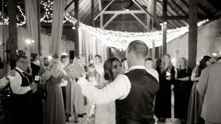 Bryllupsreportage: Nicoline & Julius Se hvad de ville have gjort anderledes, hvis de skulle planlægge alt igen 10 Millmountain.dk Fotograf Morten Mollebjerg 1657 768x432 1