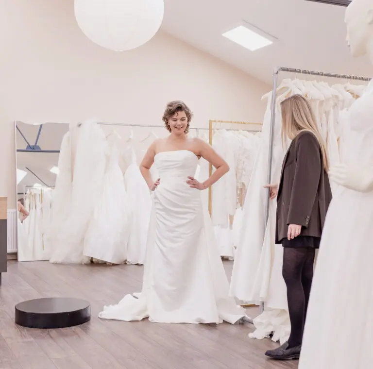 At finde brudekjolen – også når kroppen ikke passer ind i kataloget 22 Sonnerupgaard Fuhrmann 121 scaled e1770378190804 768x760 1
