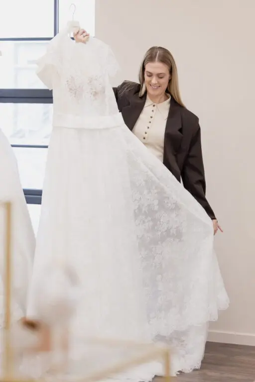 At finde brudekjolen – også når kroppen ikke passer ind i kataloget 6 Sonnerupgaard Fuhrmann 30 scaled e1770379873412 512x768 1