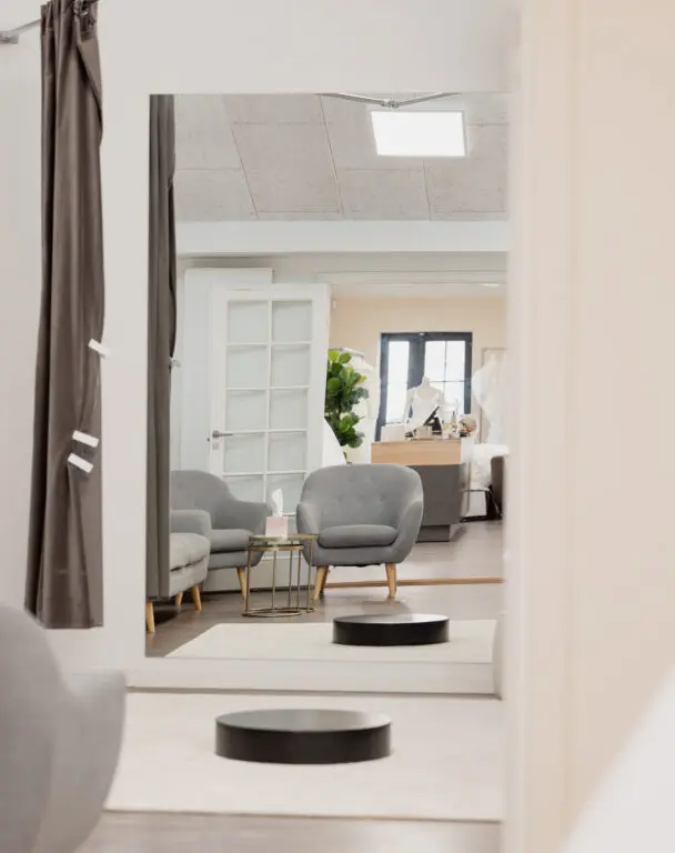 At finde brudekjolen – også når kroppen ikke passer ind i kataloget 9 Sonnerupgaard Fuhrmann 52 scaled e1770373643944 608x768 1