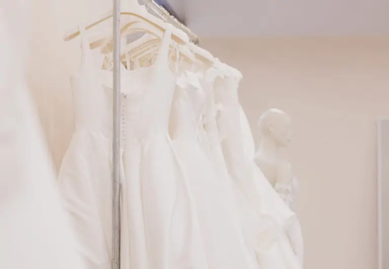 At finde brudekjolen – også når kroppen ikke passer ind i kataloget 1 Sonnerupgaard Fuhrmann 71 scaled e1770293188583 768x532 1