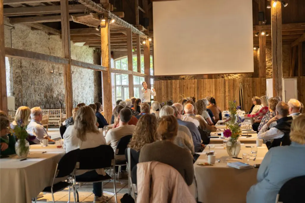 Hvilken bordopstilling skal du vælge til dit erhvervsarrangement? 2 kursus moed konference sonnerupgaard gods