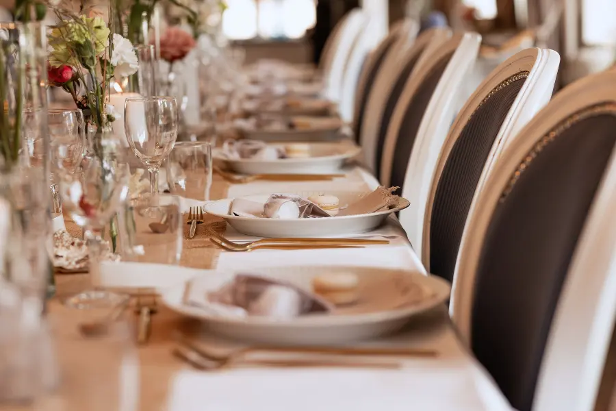 Elegant bordopdækning til bryllupsmiddag i Kavalerfløjen på Sonnerupgaard Gods