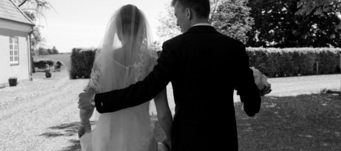 Brud og gom går sammen på bryllupsdagen