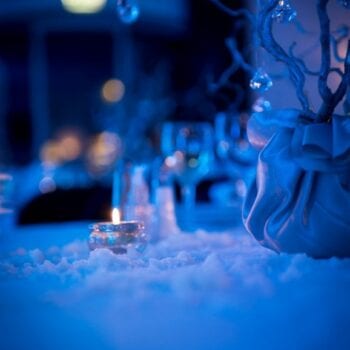 Detaljer fra vinterbryllup med falsk sne på bordene