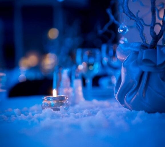 Detaljer fra vinterbryllup med falsk sne på bordene