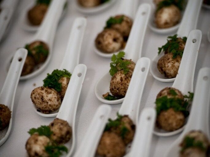 Lækker tapas til bryllup på små skeer