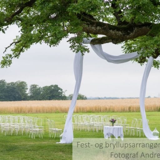 Udendørs vielse med hvide stole i parken ved 1877-Laden