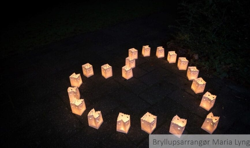 Små lanterner på jorden med levende lys i til bryllup