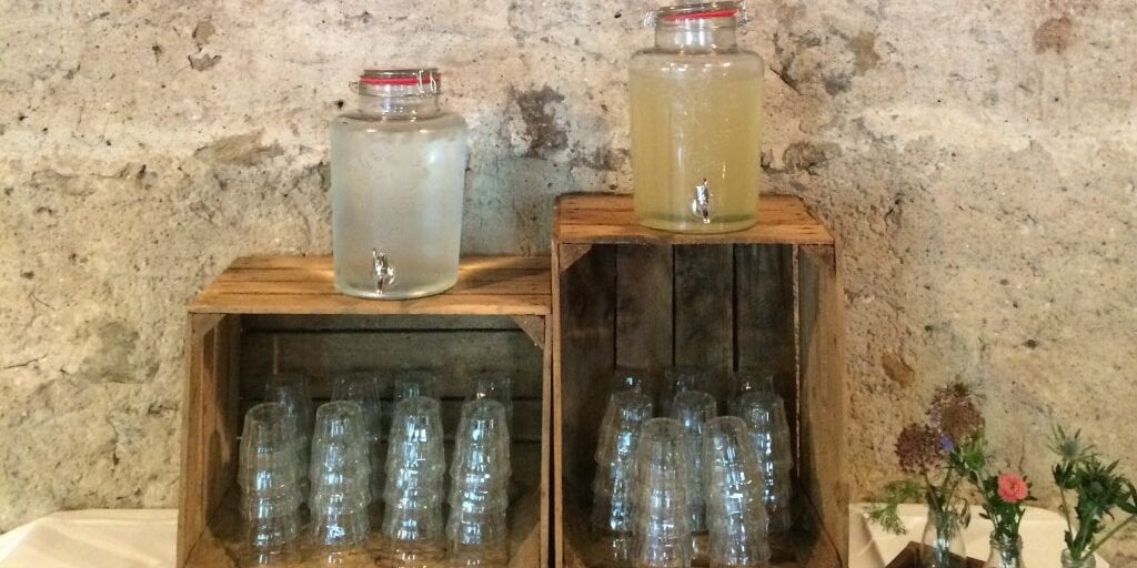 Rustikke trækasser med glas og drinksdispensere