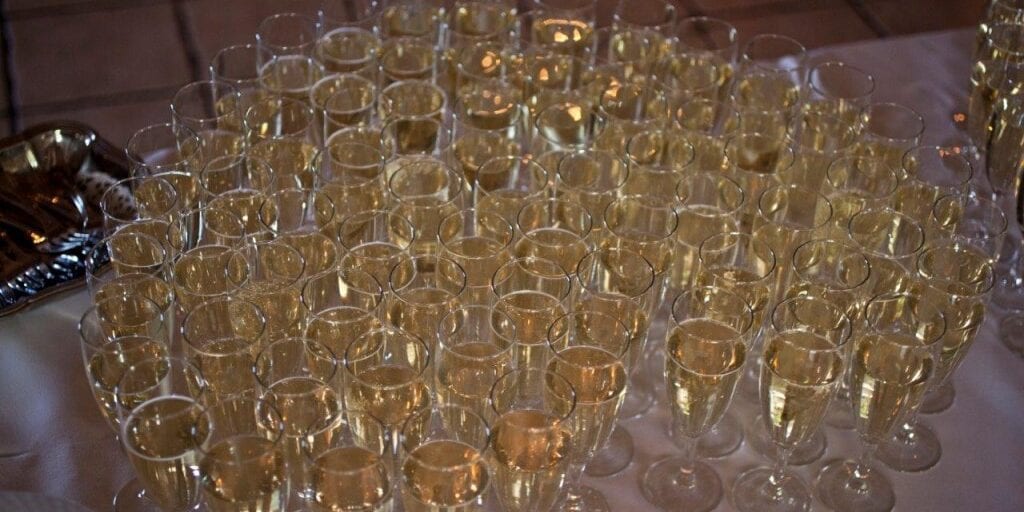 Fyldte champagneglas på bord