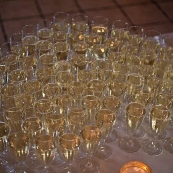 Fyldte champagneglas på bord