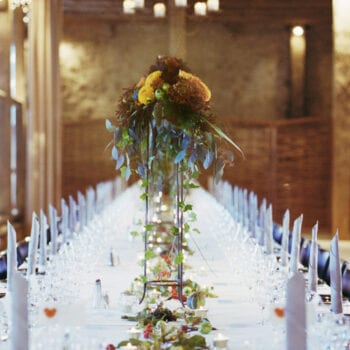 Blomster centerpiece ved langbord i 1877-Laden