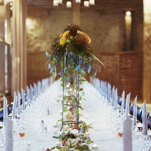 Blomster centerpiece ved langbord i 1877-Laden