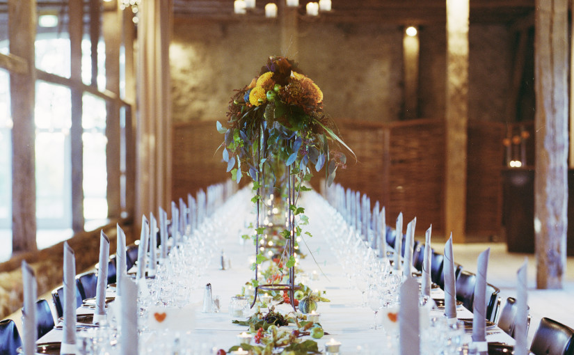 Blomster centerpiece ved langbord i 1877-Laden