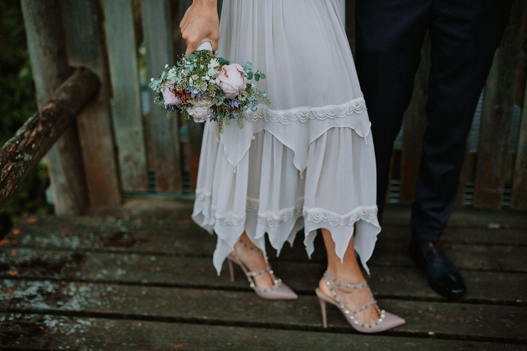 Brudebukket, brudekjole og sko, der matcher
