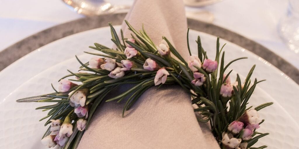 Serviet med blomsterkrans